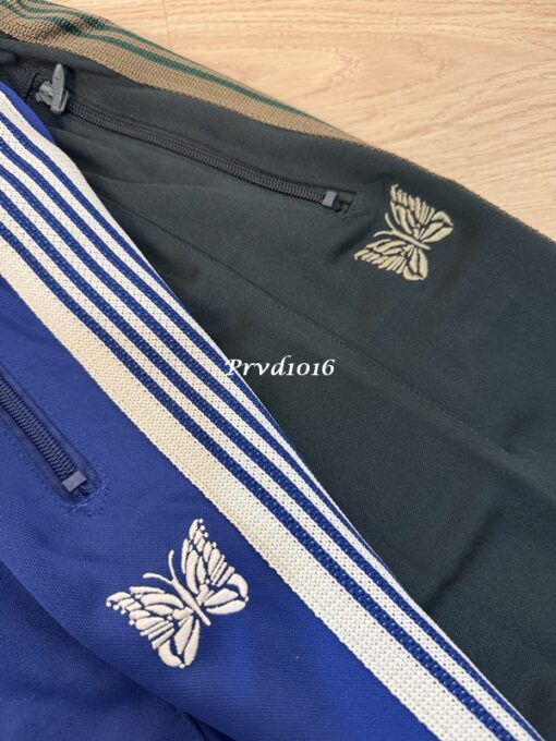 實拍免運 潮牌 Needles 蝴蝶 刺繡 logo 復古 織帶 寬版 寬褲 長褲 燈籠褲 運動褲 休閒褲 褲子 藍色 綠色 潮流 上課 逛街 出國：圖片 10
