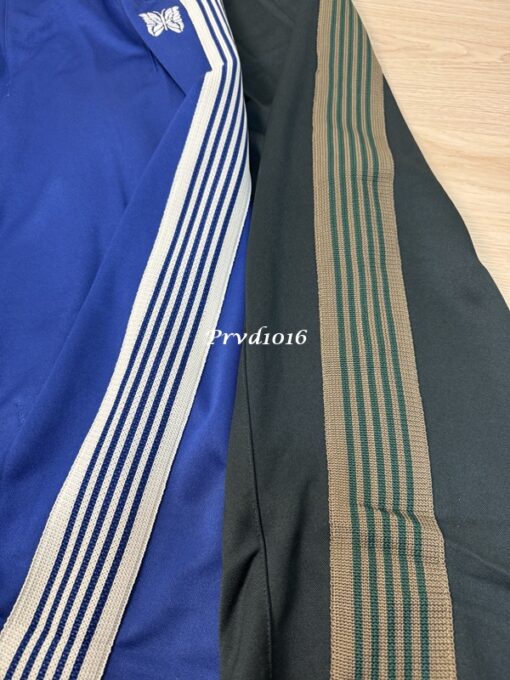 實拍免運 潮牌 Needles 蝴蝶 刺繡 logo 復古 織帶 寬版 寬褲 長褲 燈籠褲 運動褲 休閒褲 褲子 藍色 綠色 潮流 上課 逛街 出國：圖片 11