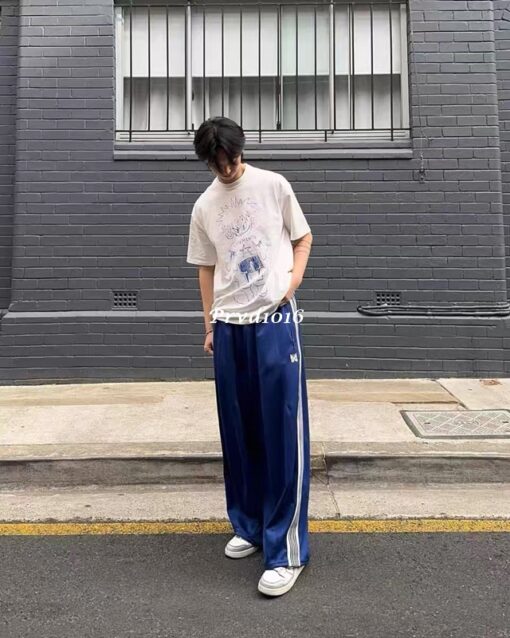 實拍免運 潮牌 Needles 蝴蝶 刺繡 logo 復古 織帶 寬版 寬褲 長褲 燈籠褲 運動褲 休閒褲 褲子 藍色 綠色 潮流 上課 逛街 出國：圖片 4