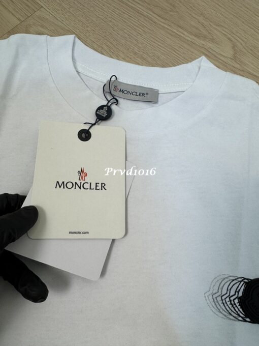 實拍 免運 Moncler 蒙口 2025 新款 胸口 漸層 徽章 字母 logo 低調款 短袖 短T T恤 黑色 白色：圖片 9