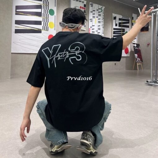 實拍 免運 日本 Y-3 山本耀司 日系 潮牌 塗鴉 logo 字母 短袖 2025 新款 寬鬆 短T T恤 穿搭 潮流：圖片 5