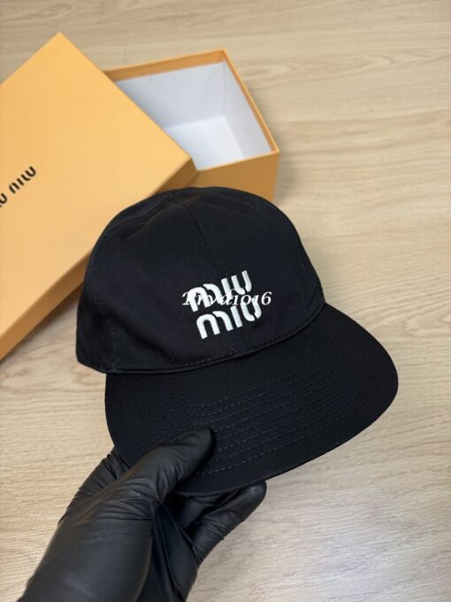 實拍 免運 MIU MIU 頂級 棒球帽 刺繡 字母 logo 抽繩 時尚風 鴨舌帽 帽子 中性款：圖片 3