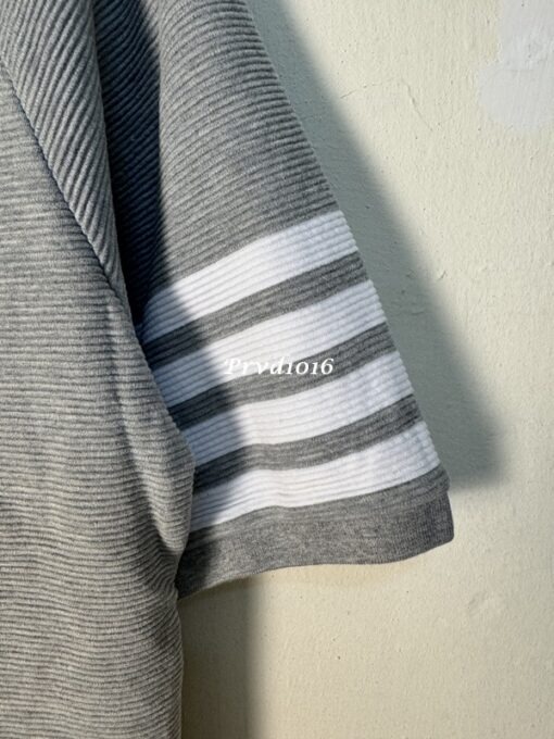 實拍 免運 Thom Browne TB 短袖 polo polo衫 球衣 球服 華夫格 經典 條紋 寬鬆 短袖 短T T恤 Tee 上衣 潮流 上課 逛街 出國 旅行：圖片 4