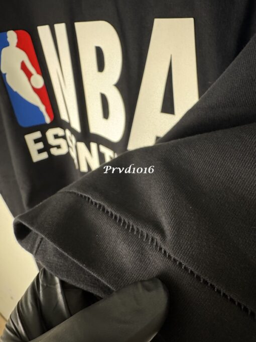 實拍 免運 FOG FEAR OF GOD ESSENTIALS NBA 聯名款 潮牌 寬鬆 短袖 logo 字母 2025 新款 短T T恤 穿搭 潮流 上衣：圖片 12