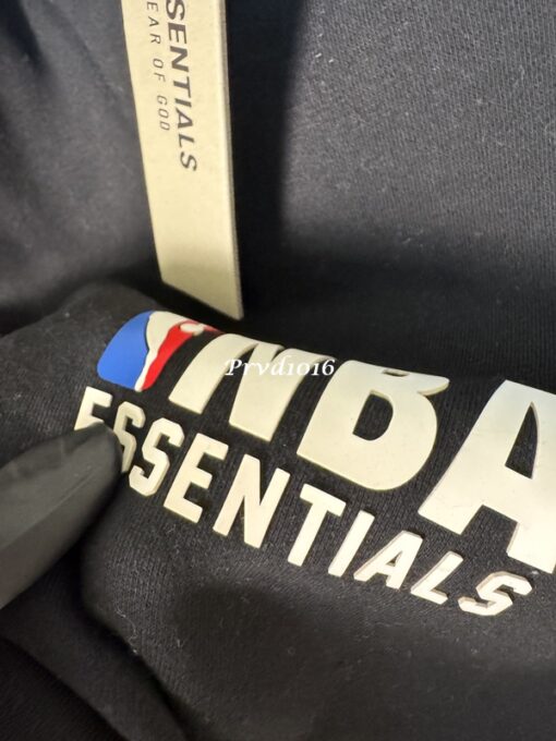 實拍 免運 FOG FEAR OF GOD ESSENTIALS NBA 聯名款 潮牌 寬鬆 短褲 棉褲 logo 字母 2025 新款 棉短褲 褲子 運動褲 五分褲：圖片 6