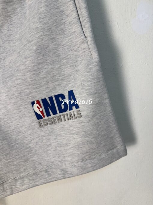 實拍 免運 FOG FEAR OF GOD ESSENTIALS NBA 聯名款 潮牌 寬鬆 短褲 棉褲 logo 字母 2025 新款 棉短褲 褲子 運動褲 五分褲：圖片 7