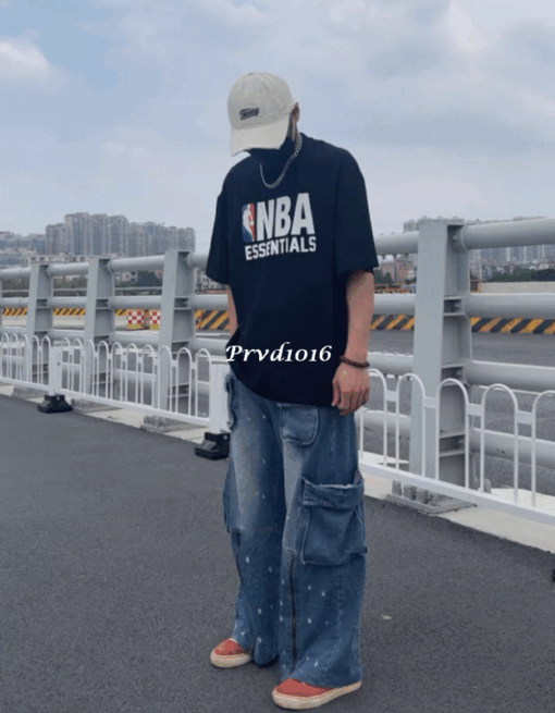 實拍 免運 FOG FEAR OF GOD ESSENTIALS NBA 聯名款 潮牌 寬鬆 短袖 logo 字母 2025 新款 短T T恤 穿搭 潮流 上衣：圖片 3