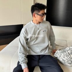 Alternative view of 實拍 免運 MONCLER 蒙口 刺繡 Logo 徽章 大學T 長袖 圓領 厚棉 精品 上衣 立體袖標 CITYBOY風格 穿搭 出國 逛街 旅行 義大利品牌