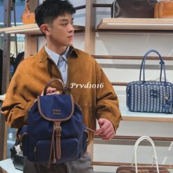 實拍 免運 MIU MIU 義大利品牌 麂皮外套 棕色 復古短版 夾克 立領 拉鍊外套 精品男裝 質感風格 狠款 時尚 精品 穿搭：圖片 6