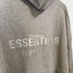 實拍免運 ESSENTIALS FOG Fear Of God 背後銀灰字 反光 Logo 帽T 美牌 連帽衛衣 Hoodie 長袖 上衣 寬鬆 落肩 重磅棉 CITYBOY風格 情侶 男女同款 街頭 潮流 秋冬 穿搭 出國 旅行：圖片 22
