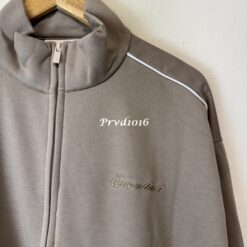實拍 免運 FOG Fear Of God ESSENTIALS 立領外套 拉鍊外套 運動外套 套裝 寬鬆版型 Cityboy 高街風 男女同款 街頭 時尚 潮流 穿搭：圖片 9