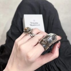 實拍 免運 英國 Vivienne Westwood 西太后 大土星 盔甲戒指 金屬盔甲 土星標誌 活動指戒 925銀 戒指 銀色 男女同款 情侶對戒 個性穿搭 潮流飾品