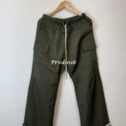 實拍 免運 FOG ESSENTIALS Fear Of God 口袋褲 工作褲 工裝褲 軍綠 抽繩長褲 寬褲 直筒 寬鬆版型 街頭穿搭 軍裝風 Cityboy 秋冬長褲 男生穿搭 褲子：圖片 6
