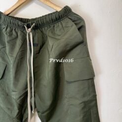 實拍 免運 FOG ESSENTIALS Fear Of God 口袋褲 工作褲 工裝褲 軍綠 抽繩長褲 寬褲 直筒 寬鬆版型 街頭穿搭 軍裝風 Cityboy 秋冬長褲 男生穿搭 褲子：圖片 7