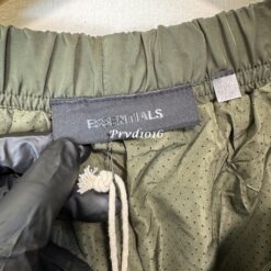 實拍 免運 FOG ESSENTIALS Fear Of God 口袋褲 工作褲 工裝褲 軍綠 抽繩長褲 寬褲 直筒 寬鬆版型 街頭穿搭 軍裝風 Cityboy 秋冬長褲 男生穿搭 褲子：圖片 12