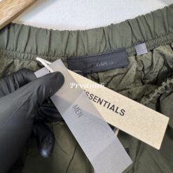 實拍 免運 FOG ESSENTIALS Fear Of God 口袋褲 工作褲 工裝褲 軍綠 抽繩長褲 寬褲 直筒 寬鬆版型 街頭穿搭 軍裝風 Cityboy 秋冬長褲 男生穿搭 褲子：圖片 13