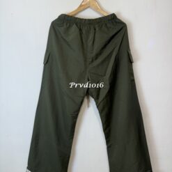 實拍 免運 FOG ESSENTIALS Fear Of God 口袋褲 工作褲 工裝褲 軍綠 抽繩長褲 寬褲 直筒 寬鬆版型 街頭穿搭 軍裝風 Cityboy 秋冬長褲 男生穿搭 褲子：圖片 14