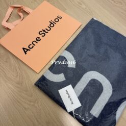 實拍 免運 瑞典 Acne Studios ACNE 羊毛圍巾 大字母LOGO圍巾精品 羊毛圍巾 長圍巾 披肩 男女可戴 冬季圍巾 保暖配件 高級感穿搭：圖片 24
