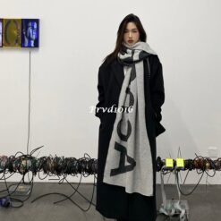 實拍 免運 瑞典 Acne Studios ACNE 羊毛圍巾 大字母LOGO圍巾精品 羊毛圍巾 長圍巾 披肩 男女可戴 冬季圍巾 保暖配件 高級感穿搭：圖片 3
