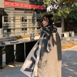 實拍 免運 瑞典 Acne Studios ACNE 羊毛圍巾 大字母LOGO圍巾精品 羊毛圍巾 長圍巾 披肩 男女可戴 冬季圍巾 保暖配件 高級感穿搭：圖片 4