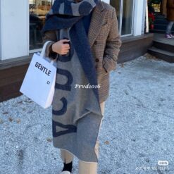 實拍 免運 瑞典 Acne Studios ACNE 羊毛圍巾 大字母LOGO圍巾精品 羊毛圍巾 長圍巾 披肩 男女可戴 冬季圍巾 保暖配件 高級感穿搭：圖片 5