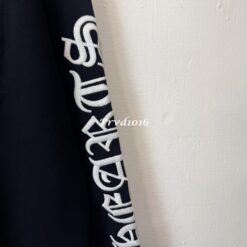 實拍 免運 CHROME HEARTS 克羅心 CH 大學T 長袖 衛衣 手臂刺繡 十字架 Logo 黑色 美式 街頭 高端潮流 暗黑 皮標 金屬牌 Cityboy 男女可穿：圖片 5