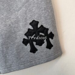 實拍免運 Chrome Hearts 克羅心 經典十字架 皮貼 灰色 短褲 棉質短褲 運動短褲 頂級工藝 潮流穿搭 高街 奢華 美式街頭 潮流風格：圖片 6