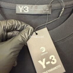 實拍 免運 Y-3 Yohji Yamamoto logo 山本耀司 經典紅字 聯名短T 寬鬆 短袖T恤 高端街頭 潮流必備 黑白雙色：圖片 7
