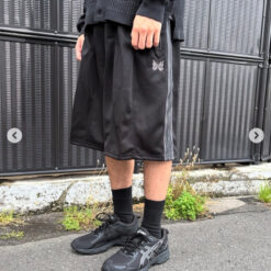 實拍免運 Needles 2026 HD Track Shorts 經典蝴蝶刺繡 超寬鬆 繭型剪裁 復古過膝氣球短褲 五分褲 寬褲 運動褲 潮流褲 褲子 City Boy 日潮必備 美式街頭：圖片 3