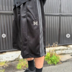 實拍免運 Needles 2026 HD Track Shorts 經典蝴蝶刺繡 超寬鬆 繭型剪裁 復古過膝氣球短褲 五分褲 寬褲 運動褲 潮流褲 褲子 City Boy 日潮必備 美式街頭：圖片 5