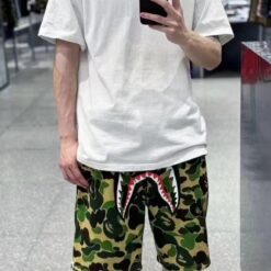 Alternative view of 實拍免運 BAPE 經典鯊魚 迷彩圖案 寬鬆休閒短褲 猿人頭 五分褲 寬褲 運動褲 潮流褲 褲子 City Boy 日潮必備 美式街頭 男款