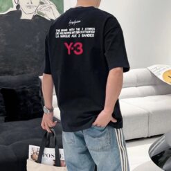 實拍 免運 Y-3 Yohji Yamamoto logo 山本耀司 經典紅字 聯名短T 寬鬆 短袖T恤 高端街頭 潮流必備 黑白雙色：圖片 3
