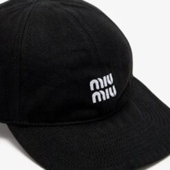 實拍免運 Miu Miu 經典刺繡LOGO 復古短簷棒球帽 男女同款 百搭老帽 潮流穿搭 遮陽帽 鴨舌帽 街頭質感 質感配件