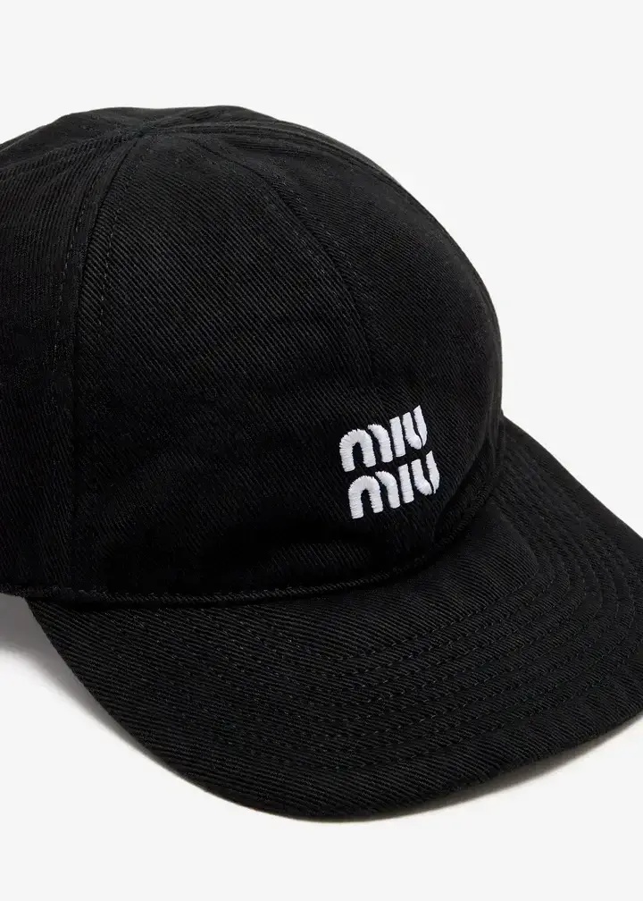 實拍免運 Miu Miu 經典刺繡LOGO 復古短簷棒球帽 男女同款 百搭老帽 潮流穿搭 遮陽帽 鴨舌帽 街頭質感 質感配件