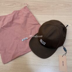 實拍免運 Miu Miu 經典刺繡LOGO 復古短簷棒球帽 男女同款 百搭老帽 潮流穿搭 遮陽帽 鴨舌帽 街頭質感 質感配件:圖片 17