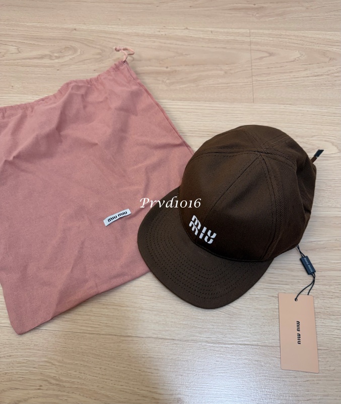 實拍免運 Miu Miu 經典刺繡LOGO 復古短簷棒球帽 男女同款 百搭老帽 潮流穿搭 遮陽帽 鴨舌帽 街頭質感 質感配件:圖片 17
