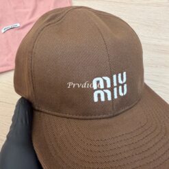 實拍免運 Miu Miu 經典刺繡LOGO 復古短簷棒球帽 男女同款 百搭老帽 潮流穿搭 遮陽帽 鴨舌帽 街頭質感 質感配件:圖片 18