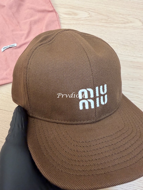 實拍免運 Miu Miu 經典刺繡LOGO 復古短簷棒球帽 男女同款 百搭老帽 潮流穿搭 遮陽帽 鴨舌帽 街頭質感 質感配件:圖片 18