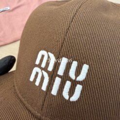 實拍免運 Miu Miu 經典刺繡LOGO 復古短簷棒球帽 男女同款 百搭老帽 潮流穿搭 遮陽帽 鴨舌帽 街頭質感 質感配件:圖片 19