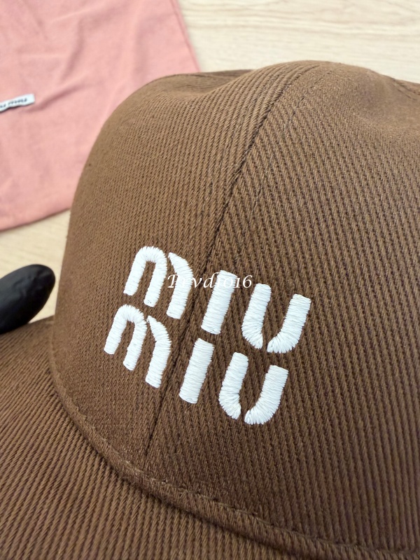 實拍免運 Miu Miu 經典刺繡LOGO 復古短簷棒球帽 男女同款 百搭老帽 潮流穿搭 遮陽帽 鴨舌帽 街頭質感 質感配件:圖片 19