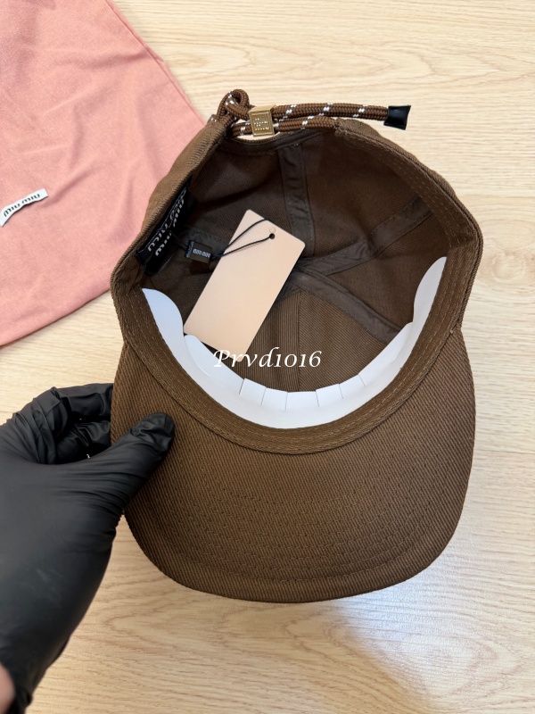 實拍免運 Miu Miu 經典刺繡LOGO 復古短簷棒球帽 男女同款 百搭老帽 潮流穿搭 遮陽帽 鴨舌帽 街頭質感 質感配件:圖片 21