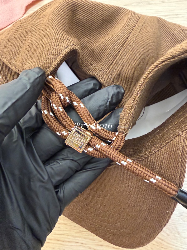 實拍免運 Miu Miu 經典刺繡LOGO 復古短簷棒球帽 男女同款 百搭老帽 潮流穿搭 遮陽帽 鴨舌帽 街頭質感 質感配件:圖片 22