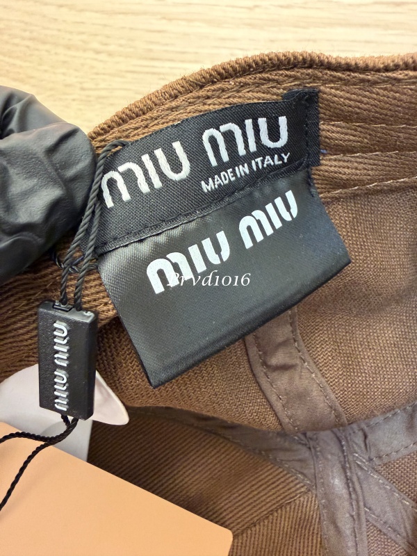 實拍免運 Miu Miu 經典刺繡LOGO 復古短簷棒球帽 男女同款 百搭老帽 潮流穿搭 遮陽帽 鴨舌帽 街頭質感 質感配件:圖片 23