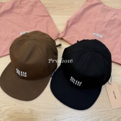 實拍免運 Miu Miu 經典刺繡LOGO 復古短簷棒球帽 男女同款 百搭老帽 潮流穿搭 遮陽帽 鴨舌帽 街頭質感 質感配件:圖片 6