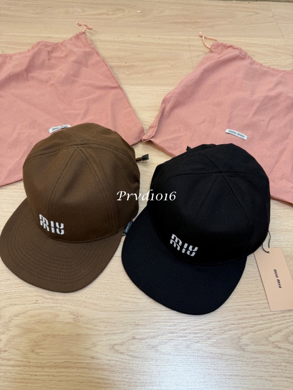實拍免運 Miu Miu 經典刺繡LOGO 復古短簷棒球帽 男女同款 百搭老帽 潮流穿搭 遮陽帽 鴨舌帽 街頭質感 質感配件:圖片 6