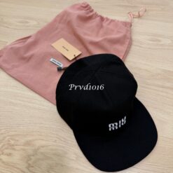 實拍免運 Miu Miu 經典刺繡LOGO 復古短簷棒球帽 男女同款 百搭老帽 潮流穿搭 遮陽帽 鴨舌帽 街頭質感 質感配件:圖片 7