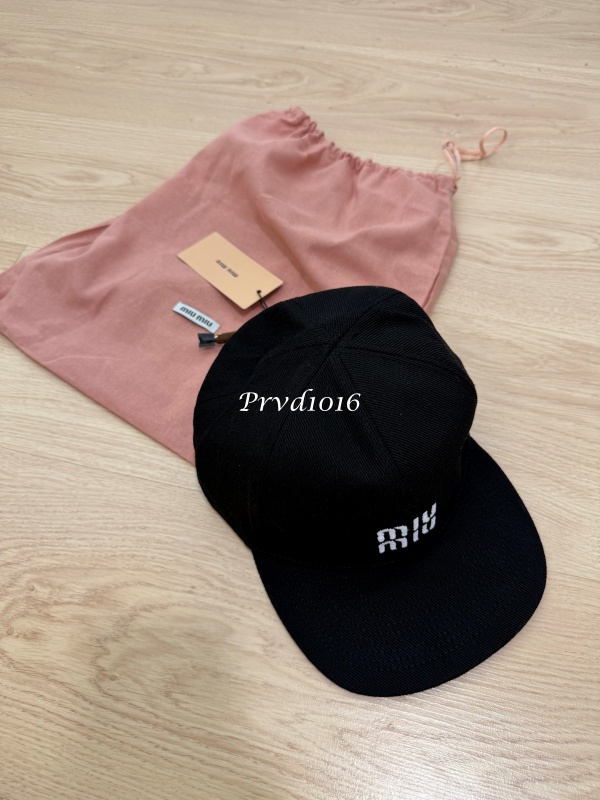 實拍免運 Miu Miu 經典刺繡LOGO 復古短簷棒球帽 男女同款 百搭老帽 潮流穿搭 遮陽帽 鴨舌帽 街頭質感 質感配件:圖片 7
