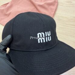 實拍免運 Miu Miu 經典刺繡LOGO 復古短簷棒球帽 男女同款 百搭老帽 潮流穿搭 遮陽帽 鴨舌帽 街頭質感 質感配件:圖片 8