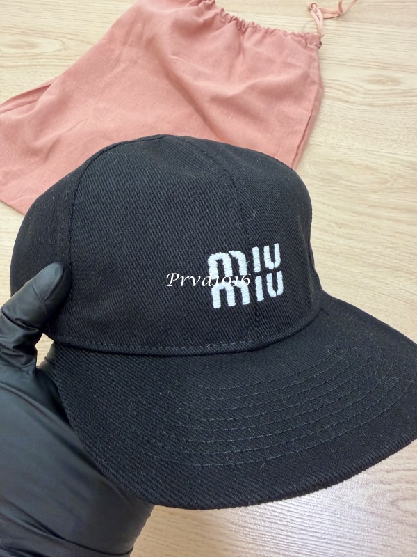 實拍免運 Miu Miu 經典刺繡LOGO 復古短簷棒球帽 男女同款 百搭老帽 潮流穿搭 遮陽帽 鴨舌帽 街頭質感 質感配件:圖片 8