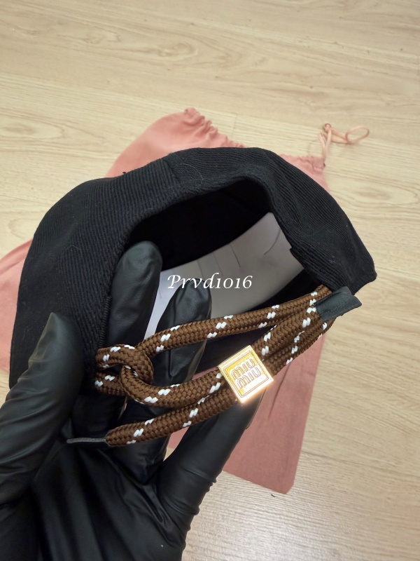實拍免運 Miu Miu 經典刺繡LOGO 復古短簷棒球帽 男女同款 百搭老帽 潮流穿搭 遮陽帽 鴨舌帽 街頭質感 質感配件:圖片 9